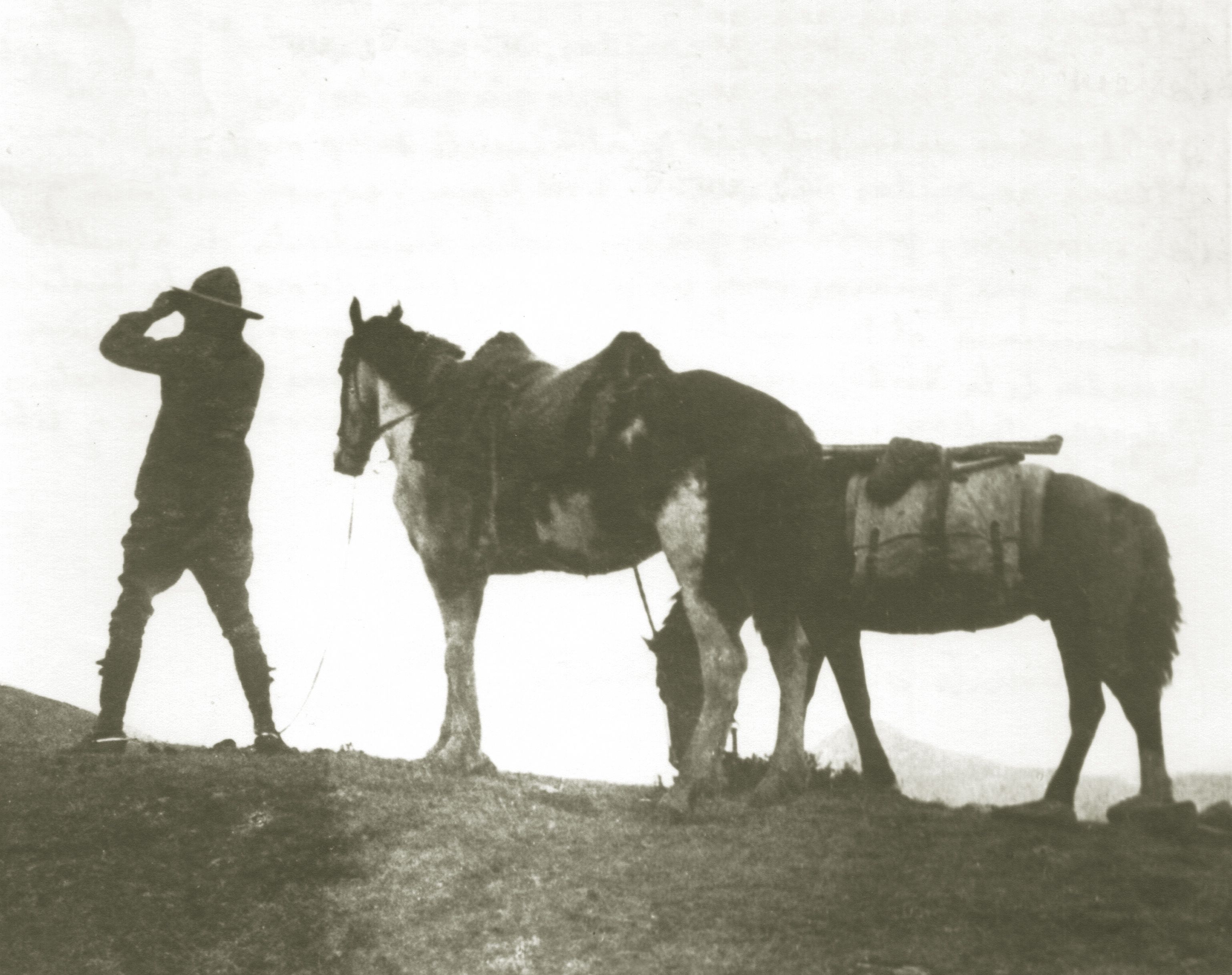 Esta imagen fue tomada del artículo publicado en el National Geographic “Buenos Aires to Washington by horse”, cerca del río Apurímac, que se origina en la cordillera de los Andes, entre Cuzco y Arequipa. En ese momento, Tschiffely, junto con Gato y Mancha, se encontraban a 4000 metros de altitud.