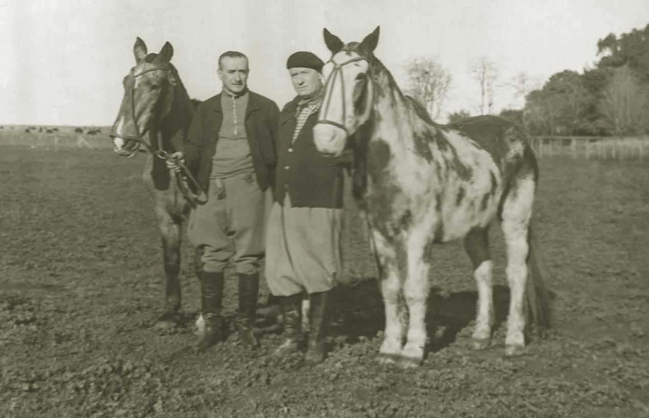 El Cardal, 1944. Los cuatro amigos. Gato, Emilio Solanet, Aimé Félix Tschiffely y Mancha.