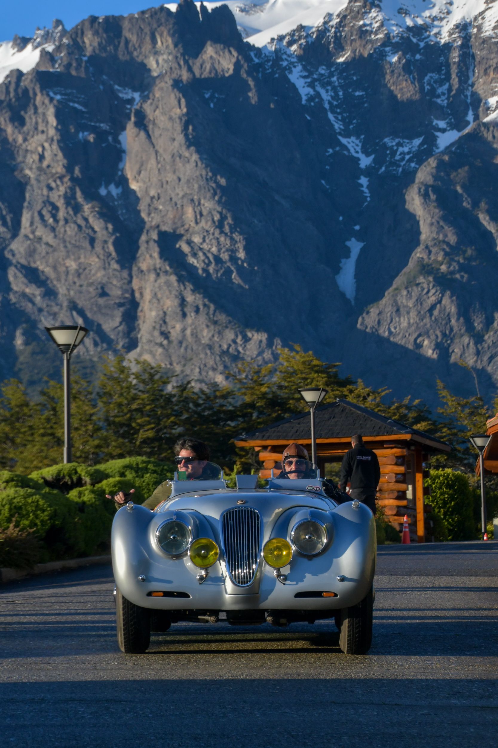 Un Jaguar XK120 largando la etapa desde el Llao Llao