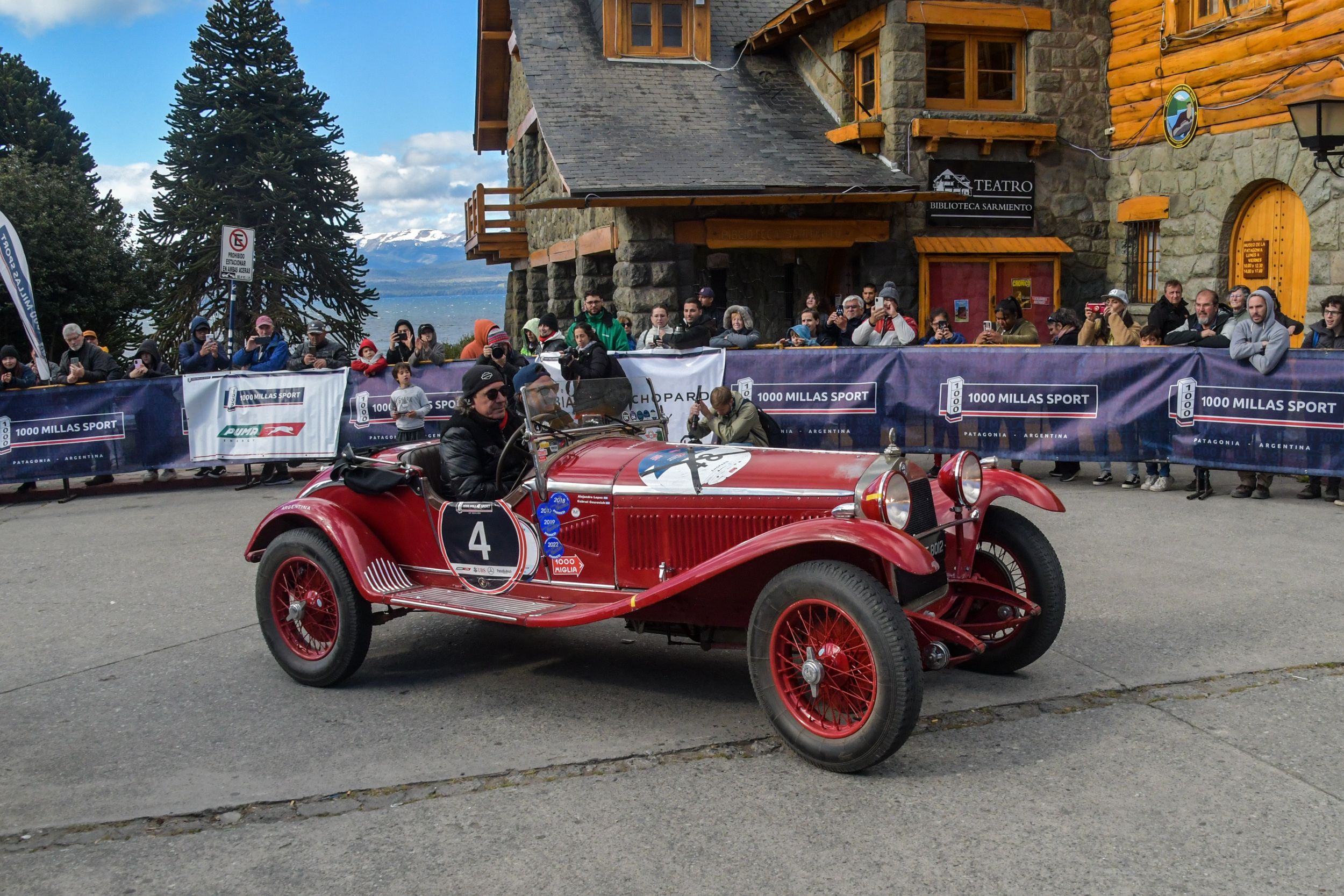 Un Alfa Romeo 6C en el Centro Cívico de San Carlos de Bariloche